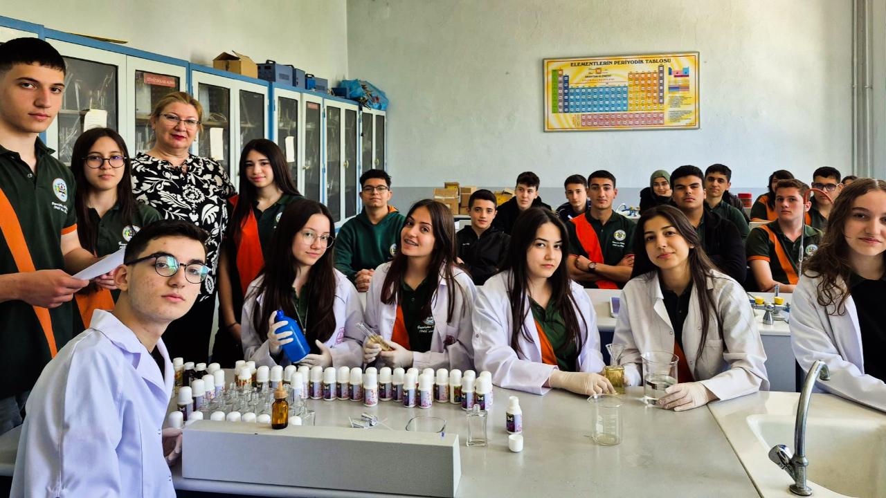 Turgutlu Lisesi Öğrencilerinden Anneler Günü’ne Anlamlı Sürpriz