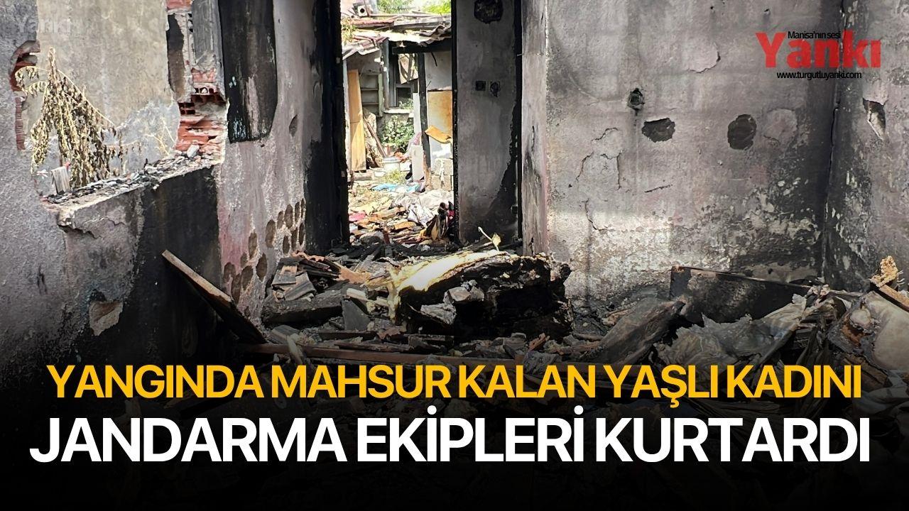 Yangında mahsur kalan yaşlı kadını jandarma ekipleri kurtardı