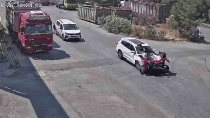 15 yaşındaki çocuğun kullandığı otomobil motosiklete çarptı, sürücü ağır yaralandı