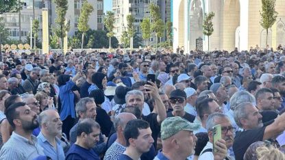 Usta oyuncu Kadir İnanır son yolculuğuna uğurlandı