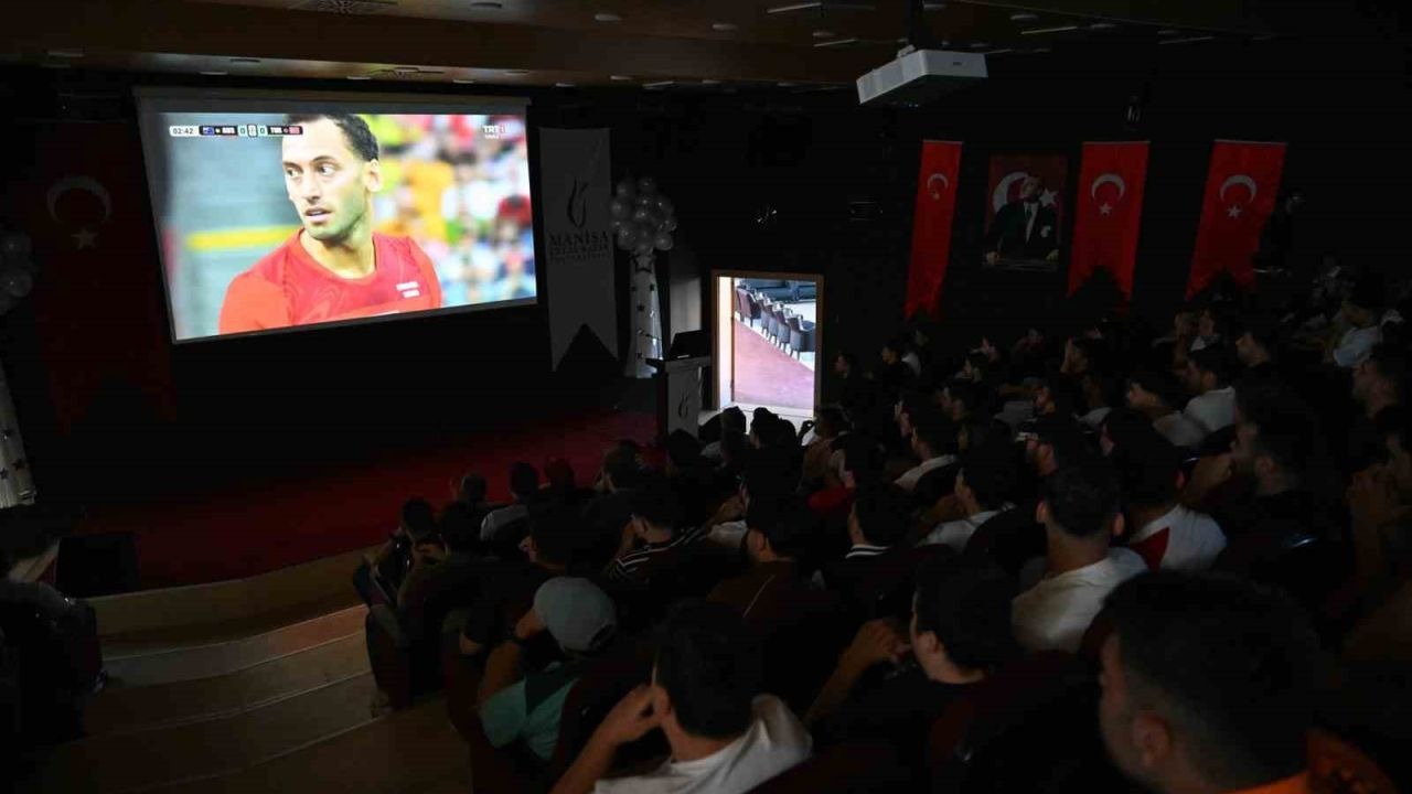 Manisa CBÜ öğrencileri milli maçı hep birlikte izledi