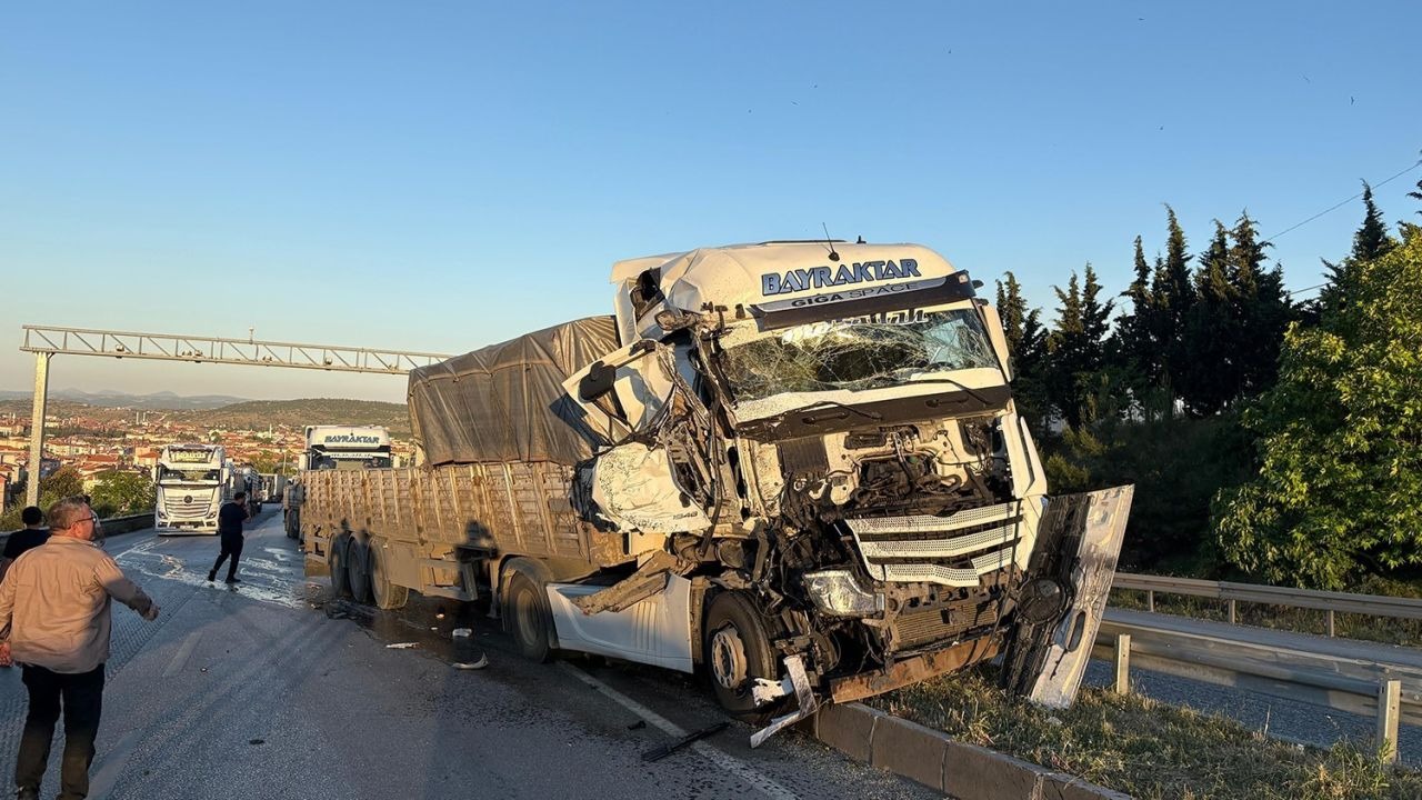 Tır başka bir tıra arkadan çarptı, yol trafiğe kapandı