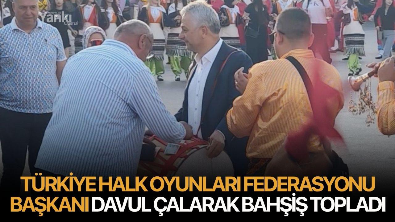 Türkiye Halk Oyunları Federasyonu Başkanı davul çalarak bahşiş topladı