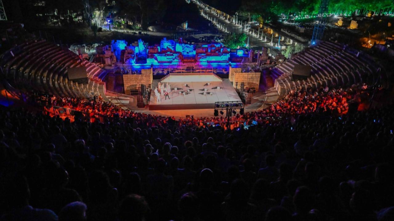 Efes Antik Tiyatro'da "Zorba" sahnelendi