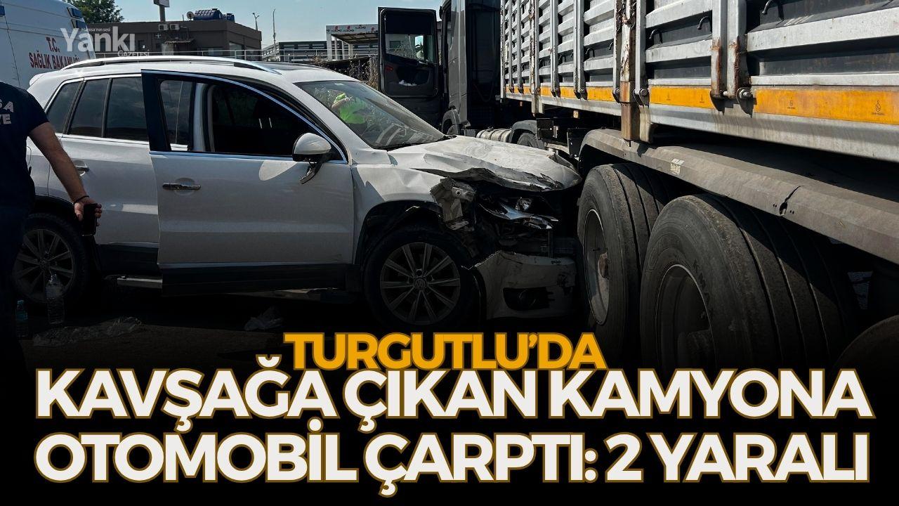 Turgutlu’da kavşağa çıkan kamyona otomobil çarptı: 2 yaralı